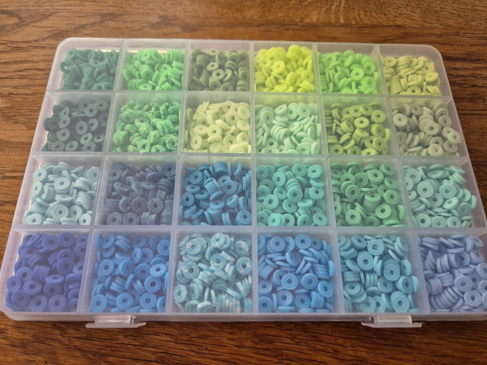 Perle (finte): Bastelperlen Polymer 24 Farben – Nuovo (secondo la descrizione) da Läufelfingen venduto da Netti04