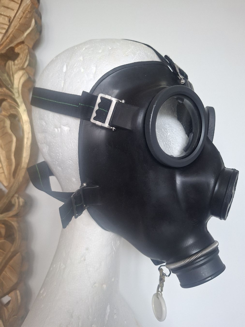 Protezione per viso e udito: Gasmaske schwarz mit Tragegurten – Usato da Glattbrugg venduto da cub_w7l8 1