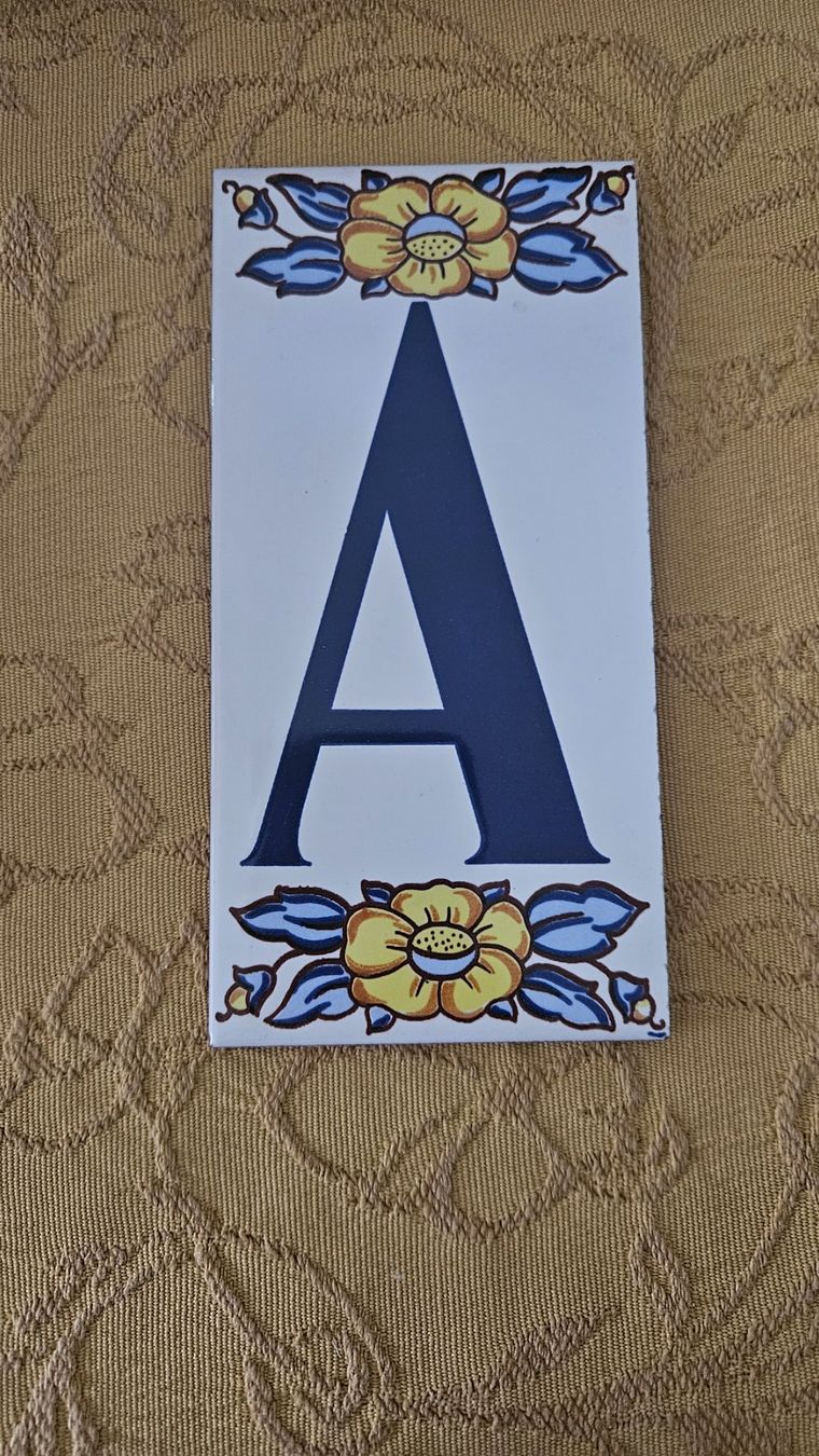 Tutte le decorazioni: Lettera di ceramica smaltata "A" – Usato da Melano venduto da H-Sara