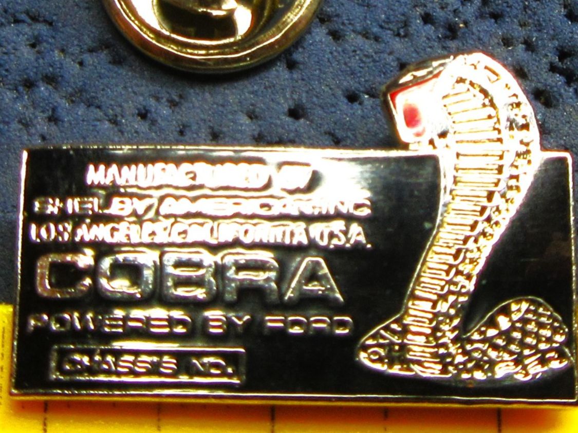 Ford Plaketten & Abzeichen: AC COBRA POWERED BY FORD AUTO PIN ENAMEL SILBRIG – Gebraucht aus Ettingen von Hausi4711 1