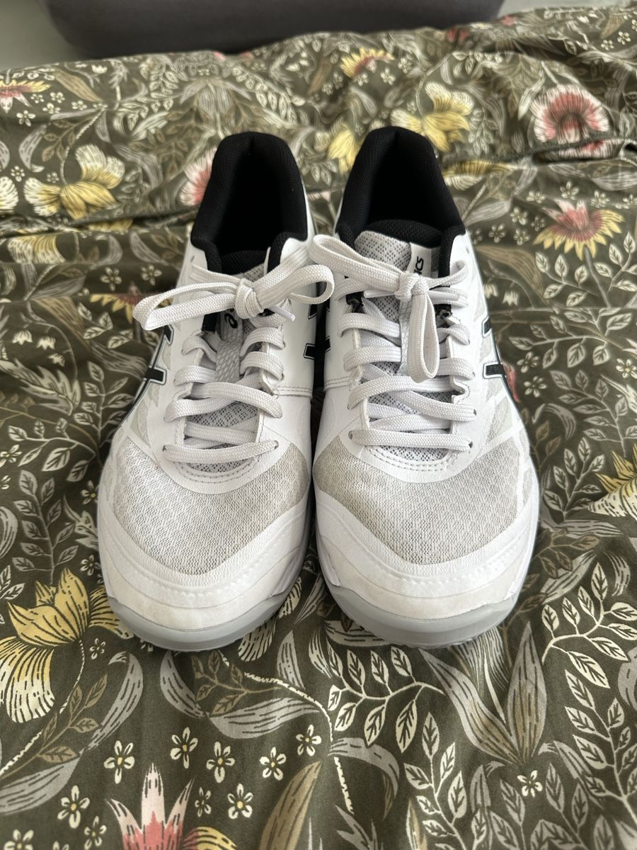 Chaussures hommes: Asics Hallenschuhe – D'occasion à Ossingen par jeen87