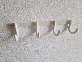 Schöne Wandgarderobe Hakenleiste in Weiss