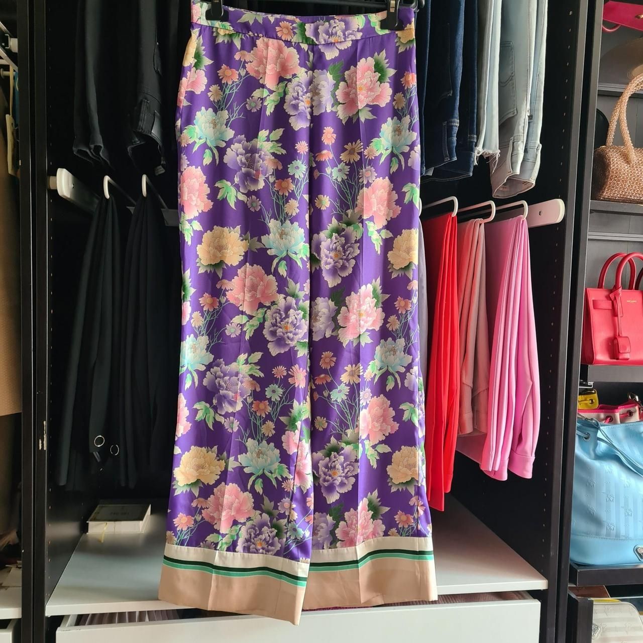 Sandro Pantaloni: Sandro Paris Hose, lila mit Blumenmuster – Nuovo (secondo la descrizione) da Emmen venduto da mak31