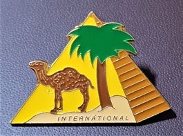 Q035 - Pin Camel International Pyramide Palme Sand Kamel