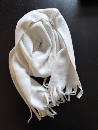 Winter-Accessoire: Weisser Fleece-Schal mit Fransen!