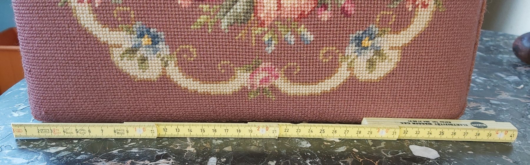 Hocker: Hocker Holz mit besticktem Polster Blumenmuster – Gebraucht aus Greppen von 86Sina 6