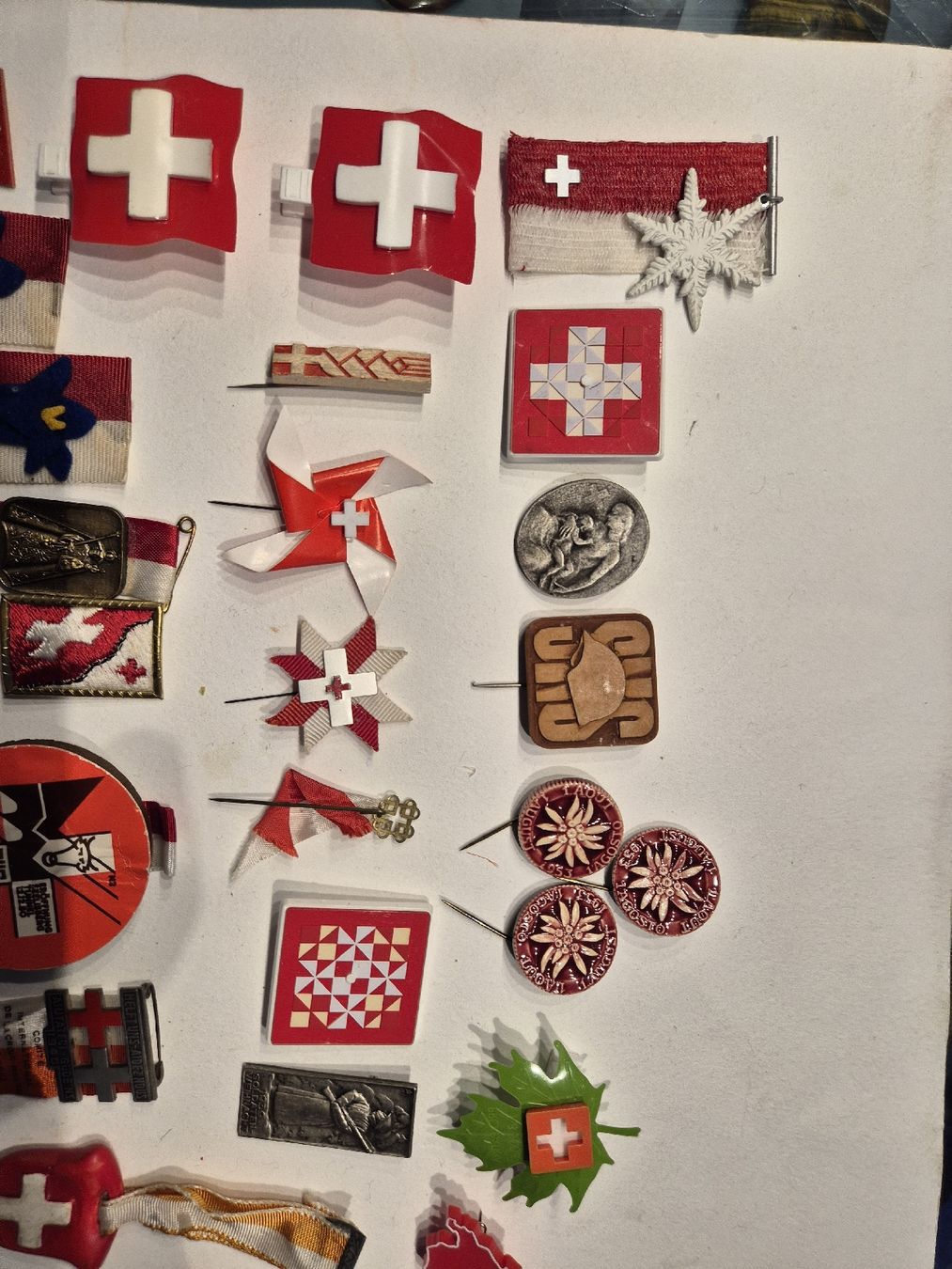Swiss Placchette & Badge: Sammlung Schweizer Abzeichen Pins Medaillen 1. August Armee – Usato da Russikon venduto da eunicetungol 5