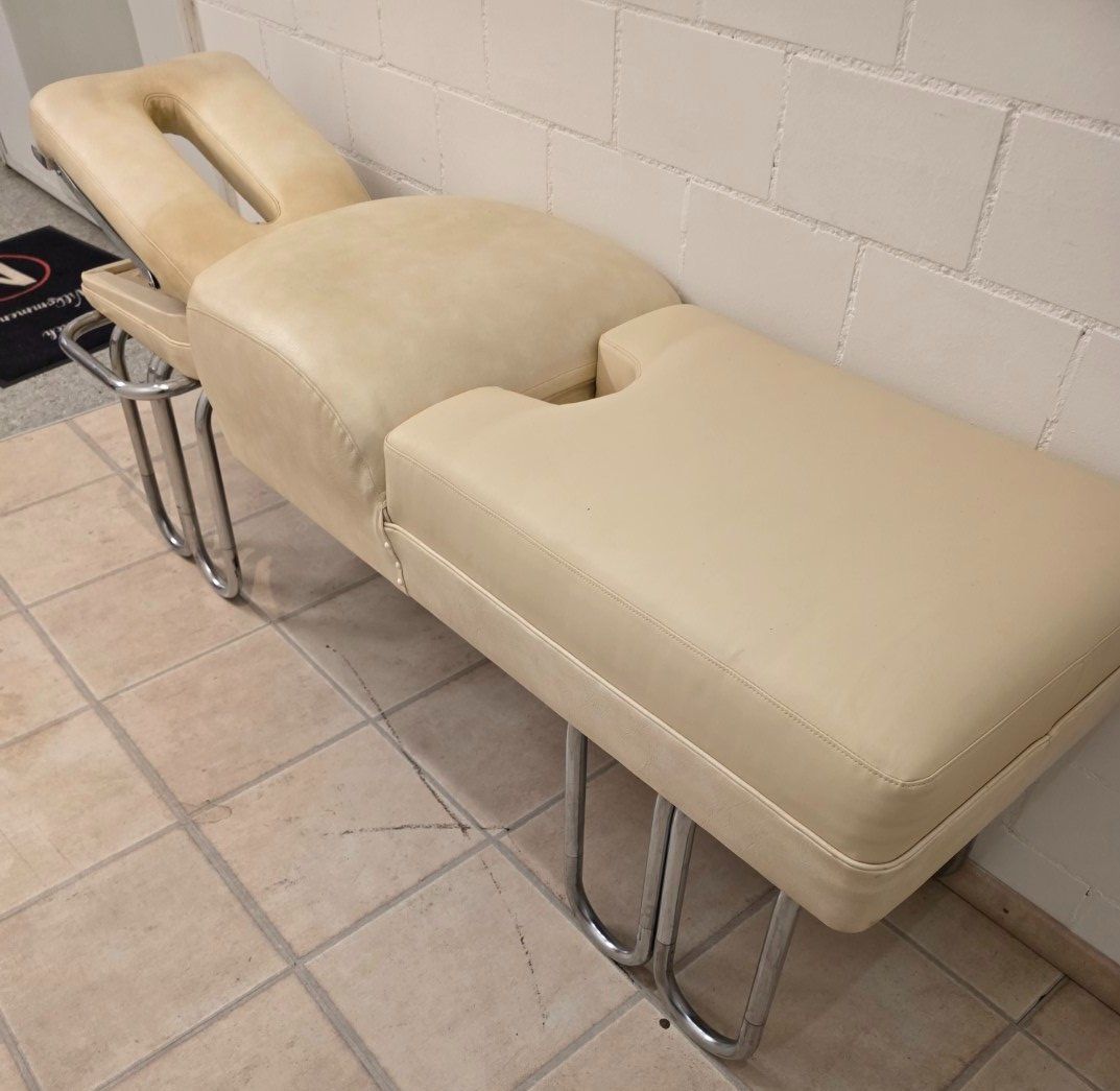 Liegen & Liegestühle: Älterer Massageliege / Behandlungsliege Lederauflage – Gebraucht aus Flums von Flumsantik 5