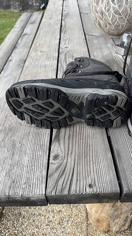 Scarpe da uomo: Chaussures montagne très chaudes – Usato da Verbier venduto da Plav_ 2