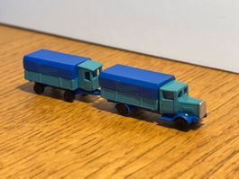 M1099: Lastwagen mit Anhänger, aus Metall (Spur N)