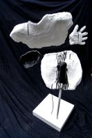 grosse Gips Skulptur: Front in black and white