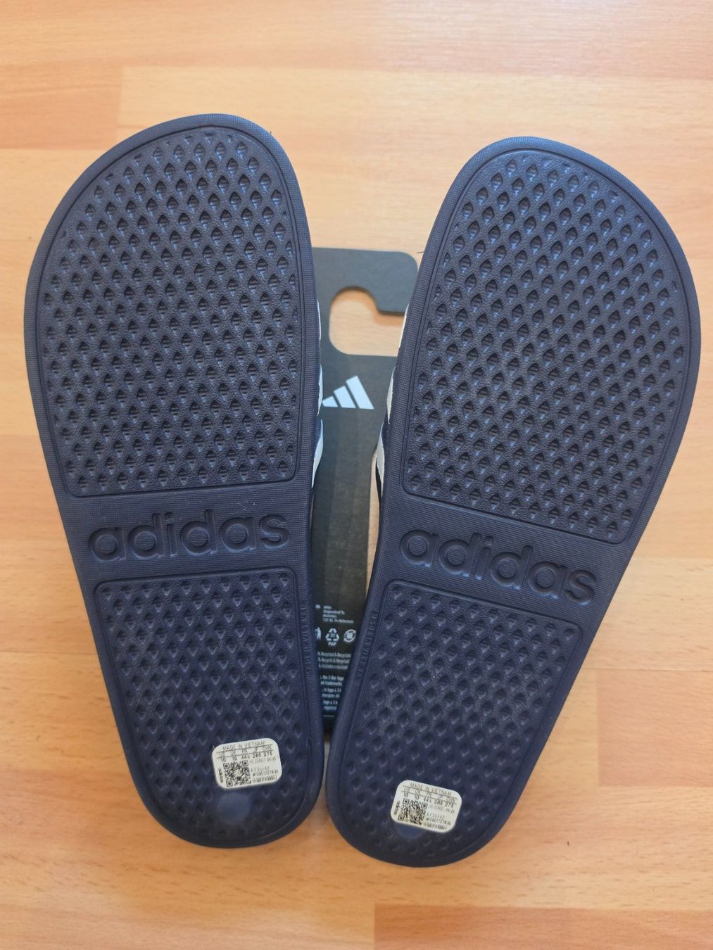 Adidas Chaussures hommes: Originale Adidas Adilette Grösse 44.5 – Neuf (Voir description) à Buchrain par Sssschaller 1