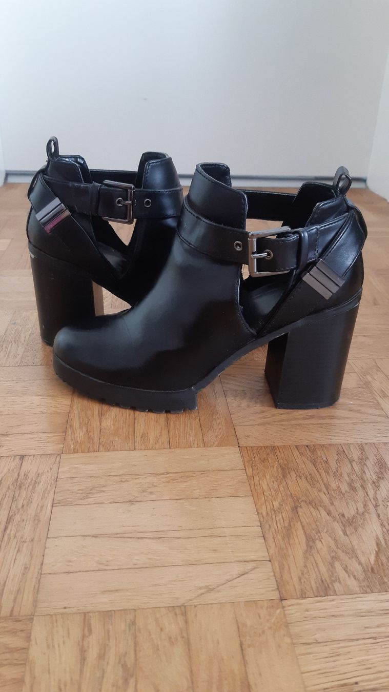 Scarpe da donna: Boots / Stiefel Pull&Bear – Usato da Basel venduto da Laura0133