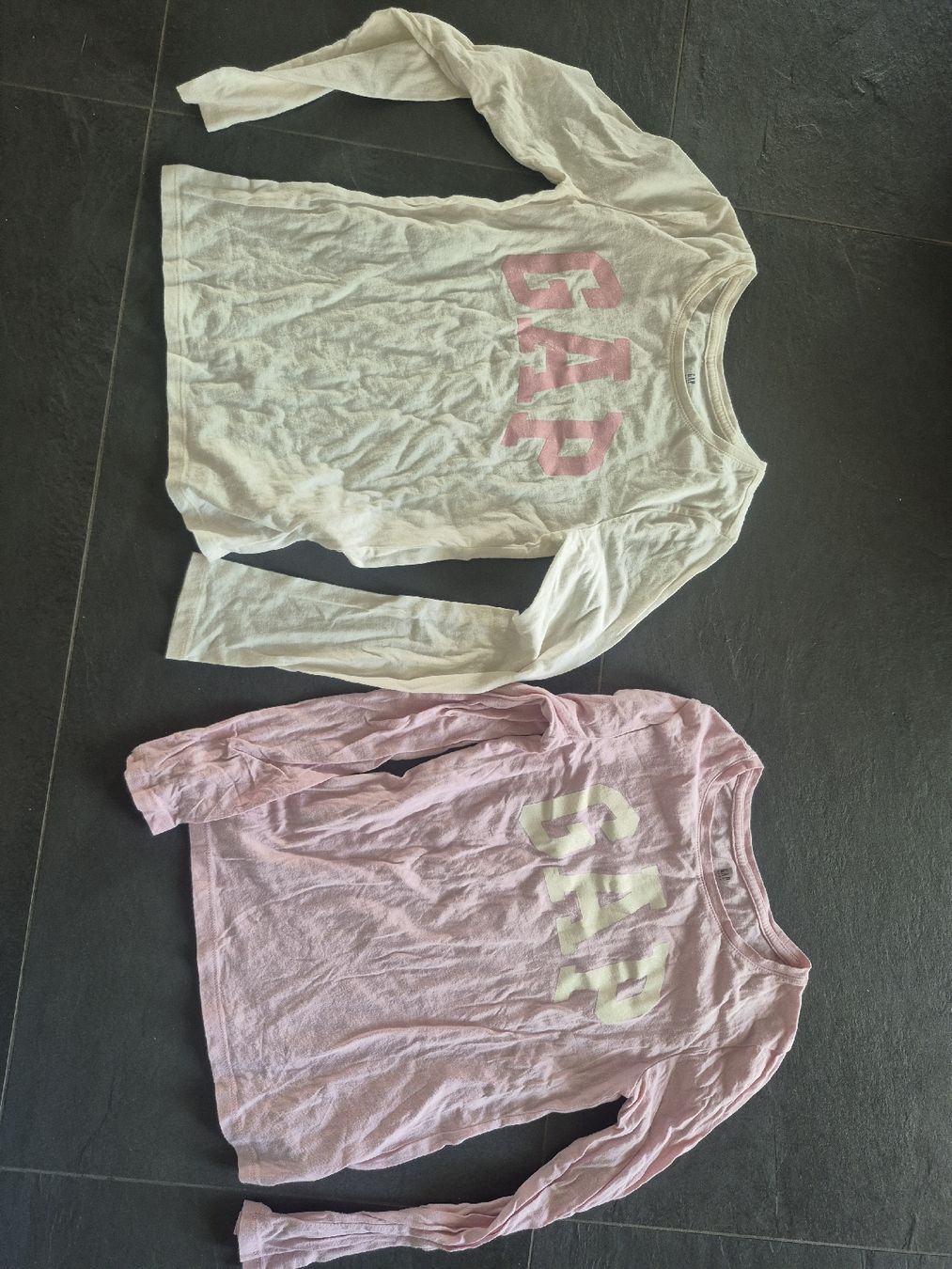 Gap Blusen, T-Shirts & Tops: 2x Gap Shirt Langarm Pulli Gr. 134 – Gebraucht aus Gossau SG von anfre82