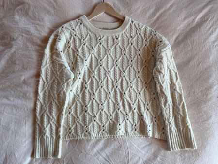 Weisser Strickpullover