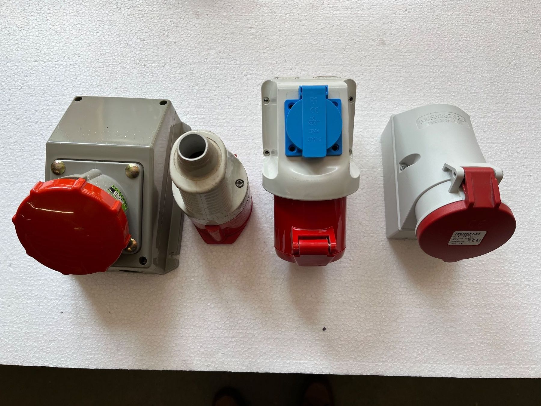 Mennekes Spine: Steckdosen und Stecker CEE – Usato da Küblis venduto da hypofacto