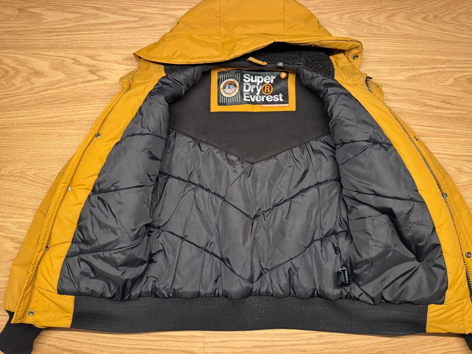Superdry Giacche: Veste Superdry Everest, couleur moutarde – Usato da Palézieux venduto da arathilion 1
