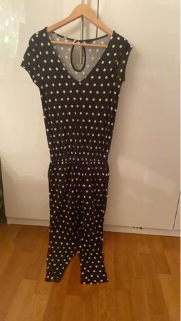 Sommerliches Punktemuster Jumpsuit - perfekt für den Alltag!