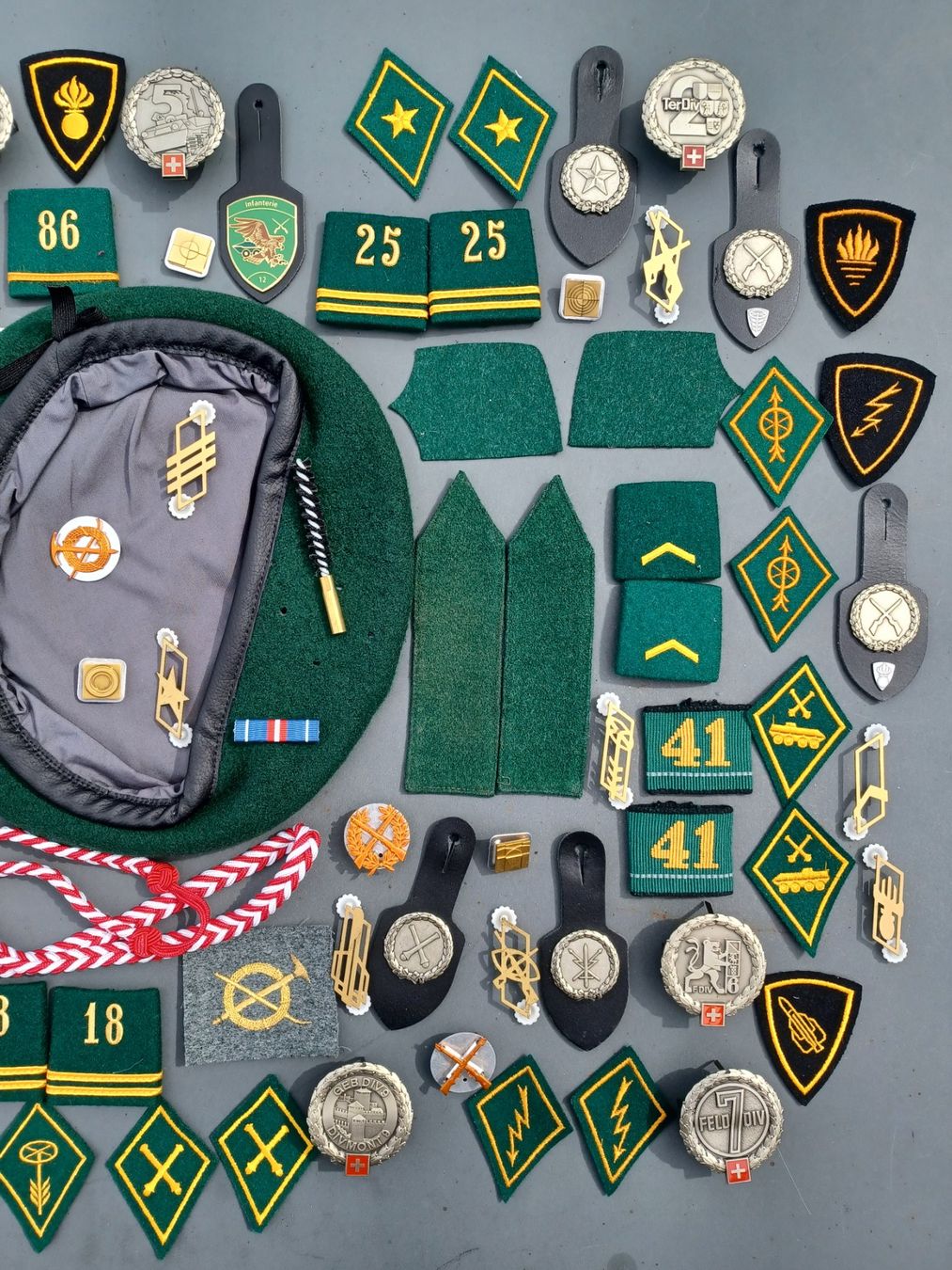 Schweizer Armee Uniformi: Lot alte Abzeichen, Infanterie – Usato da Horw venduto da Mikesch108 2