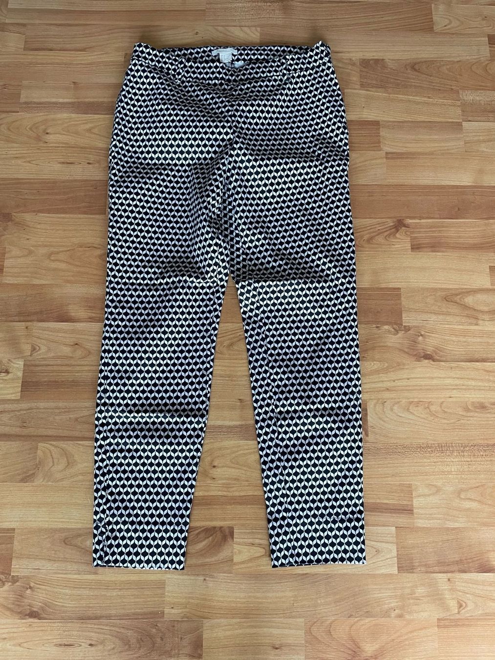H&M Hosen: Neue Hose, schwarz-weiss gemustert, Grösse 38 – Gebraucht aus Niederweningen von sho_mb8y