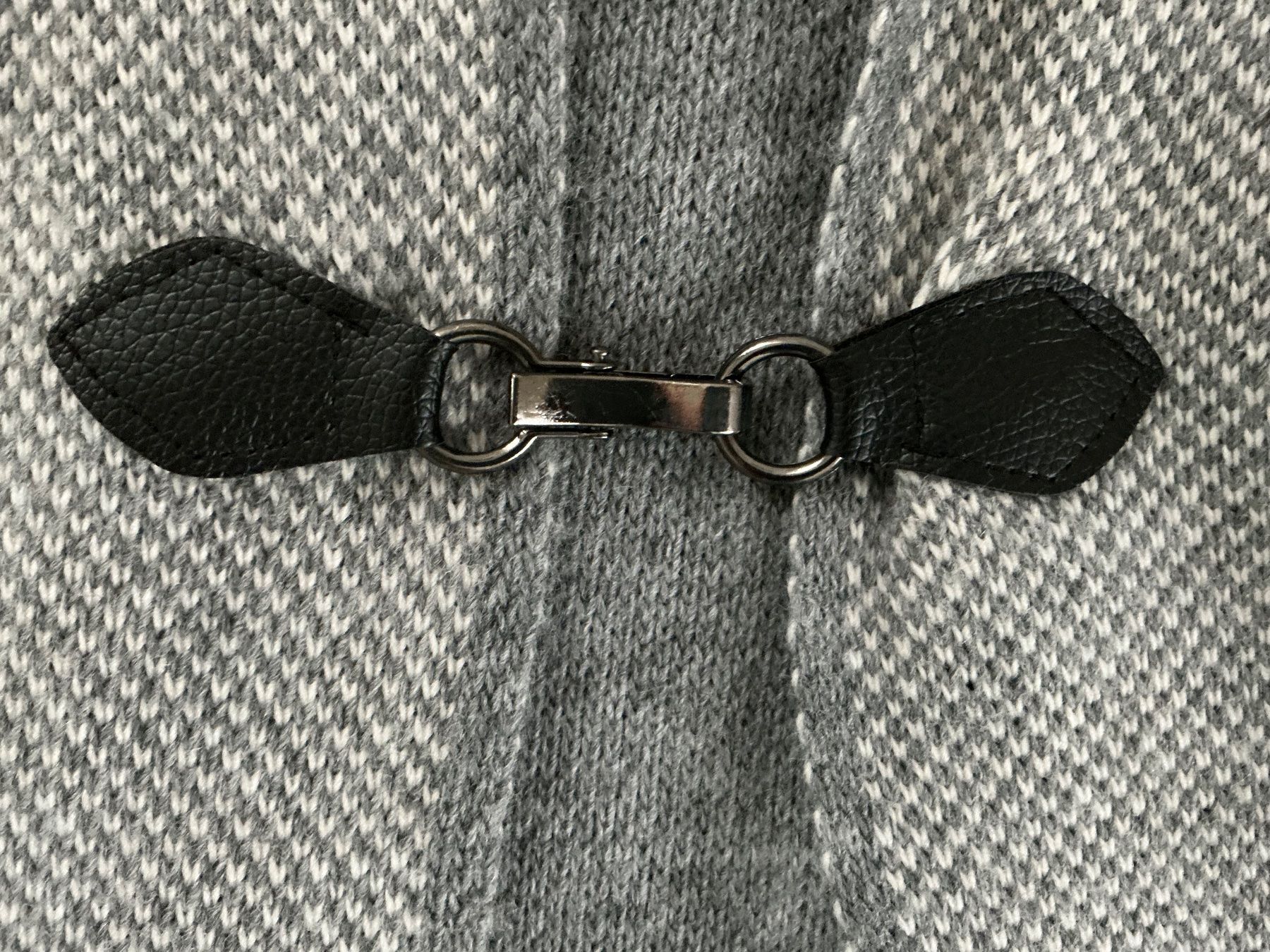 Giacche: Strick Jacke lang / grau-weiss mit Kapuze – Usato da Dübendorf venduto da Troll_88 3