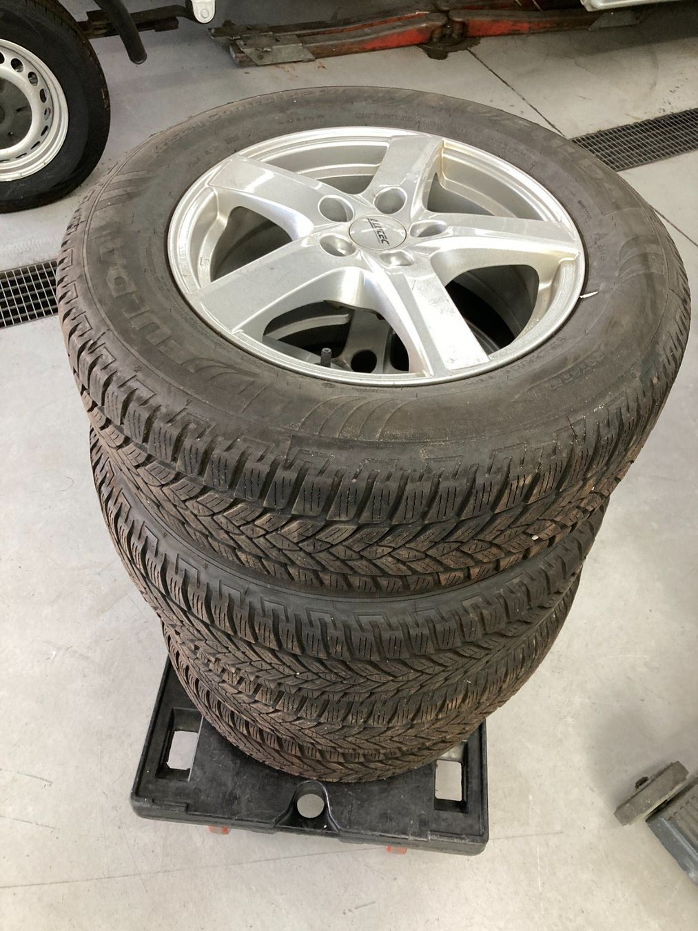 Dacia Pneumatici & Ruote complete: Dacia Duster Winterräder 215/65R16 – Usato da Cham venduto da WB2223
