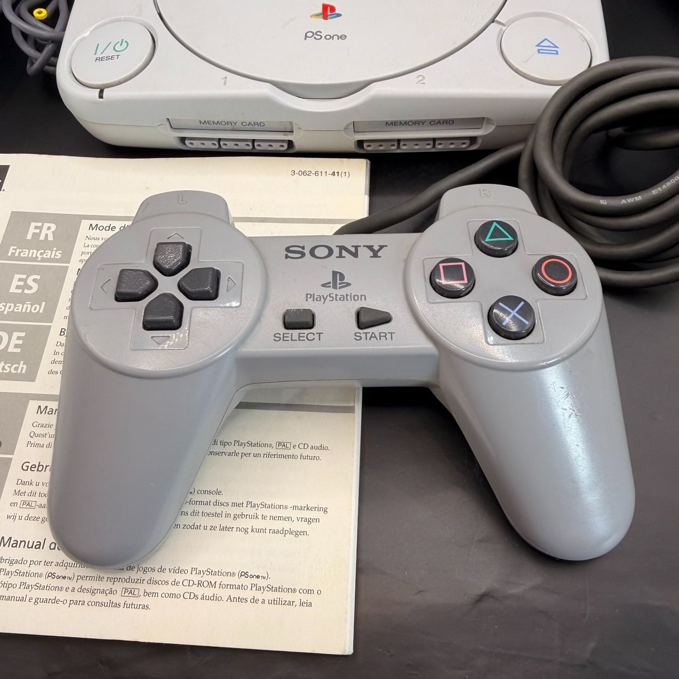 Sony Console: Sony PlayStation PS One Konsole mit LCD-Bildschirm – Usato da Düdingen venduto da Nerdworld 7