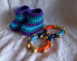 Neue Babyschuhe Handarbeit gratis dazu Holzspielring