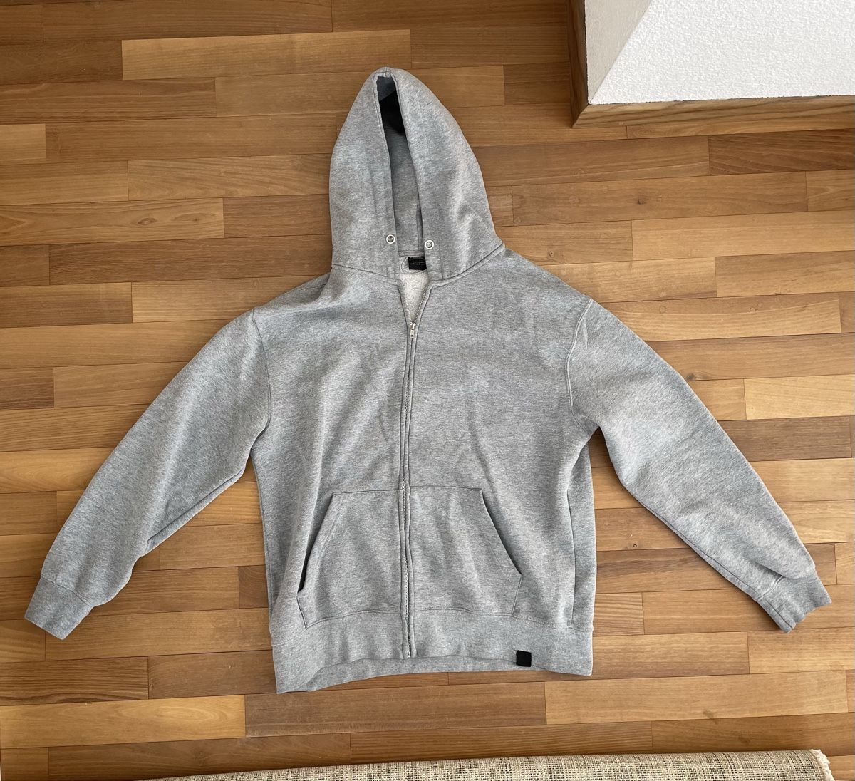 Pull&Bear Maglioni & Felpe: Sweatshirt Grau mit Chrome-Zipper – Usato da Pfyn venduto da luk_9t2r 1