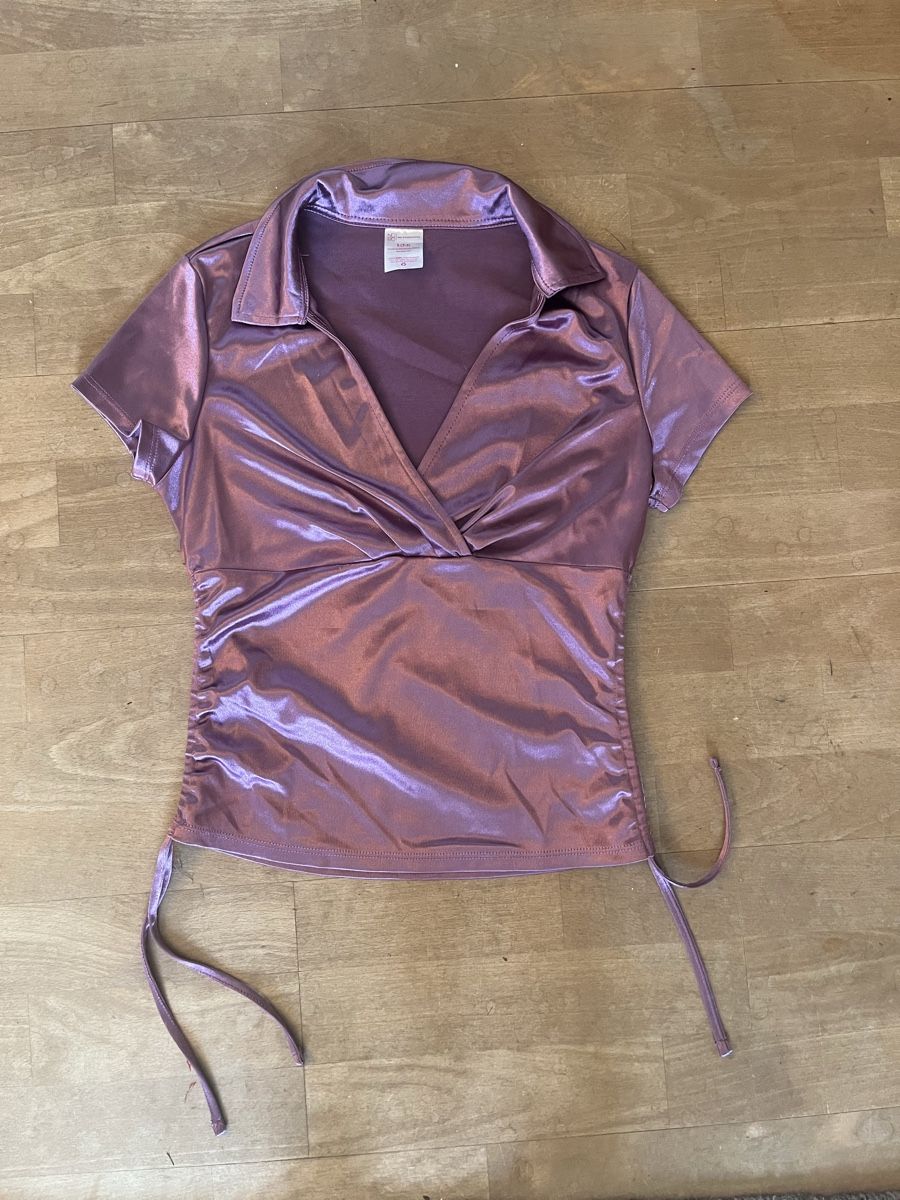T-shirt: Violettes Party T-Shirt – Nuovo (secondo la descrizione) da Stäfa venduto da jo1735
