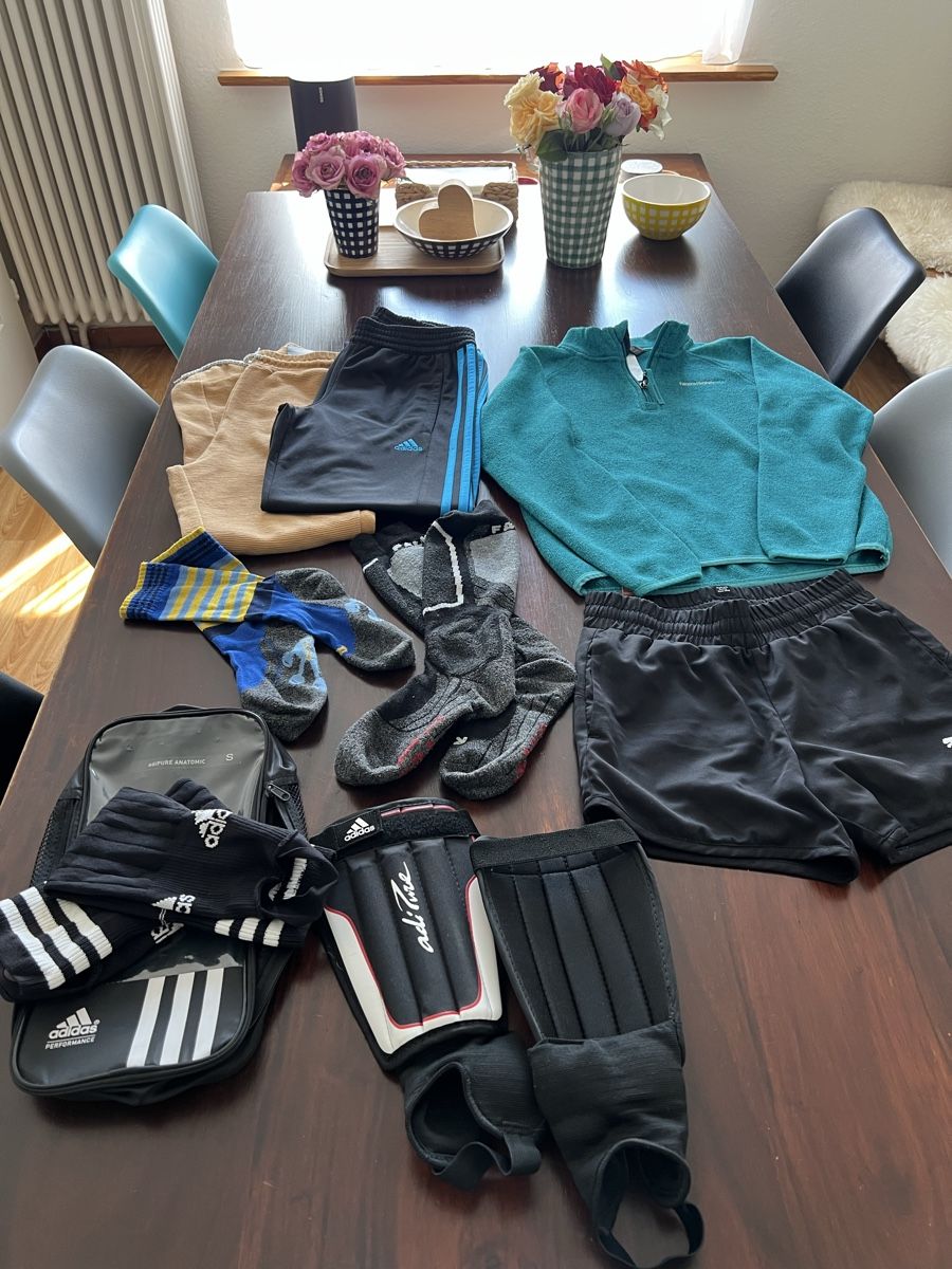 Lotti & Set di vestiti: Sportbekleidung Set 7 Grösse 140 – Usato da Zollikon venduto da Peiler01