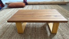Meditationstisch / Altartisch aus Holz.