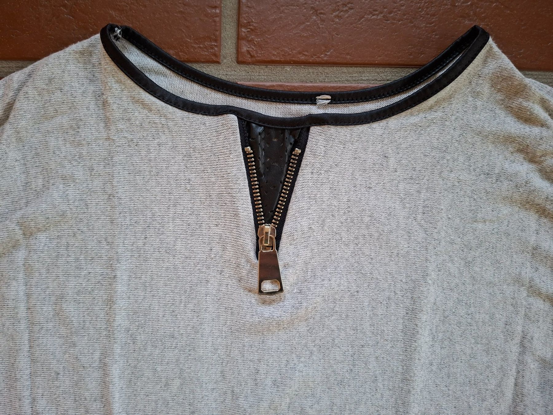 Maglioni & Felpe: Chicorée; hellgrauer Pullover mit Reisverschlussdetail Gr. S – Usato da Boniswil venduto da Totomat-Lady 1
