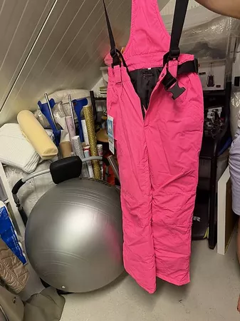 PINKE SCHNEEHOSE MIT TRÄGERN