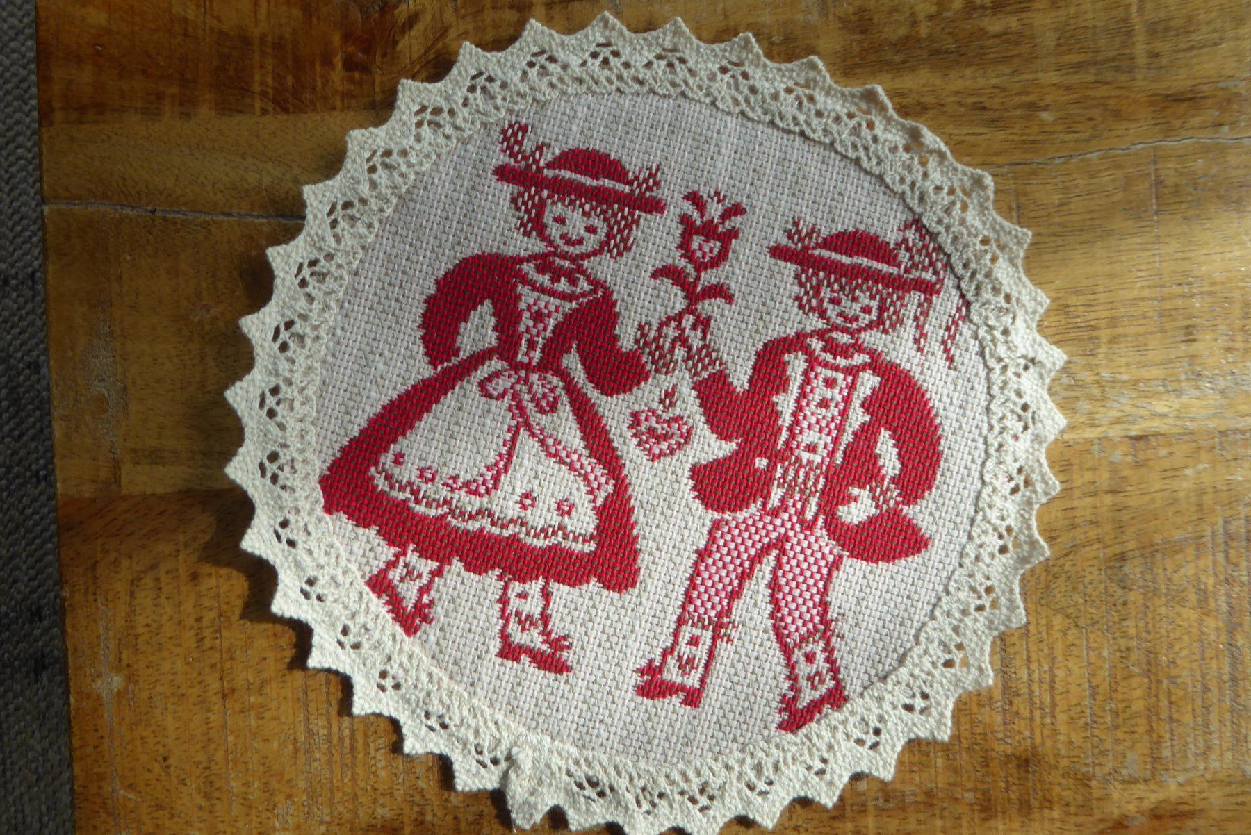 Sonstige Tischwäsche: 1 Schweizer Kult Deckchen – Neu und originalverpackt aus Sargans von Benziner