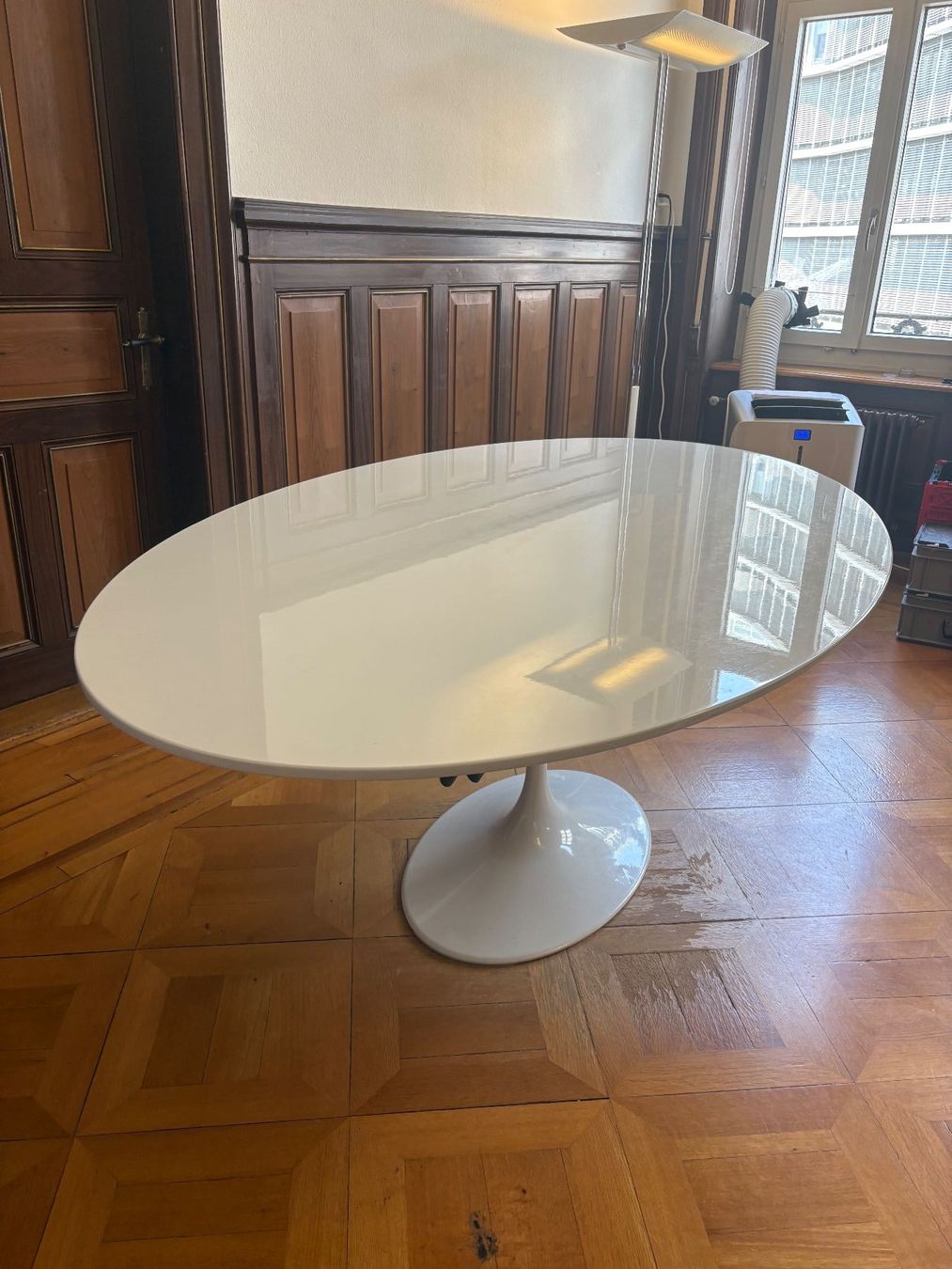 Tische: Tisch oval weiss mit Tulpenfuss – Gebraucht aus Zürich von BGPZH 5