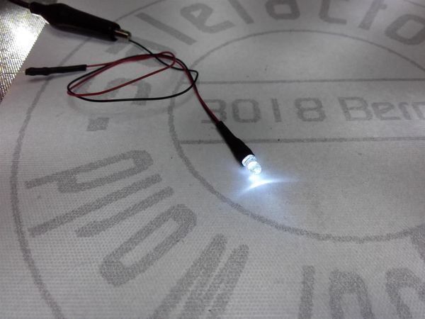 Componenti elettronici: Flacker-LED weiss 12V 3mm verkabelt – Nuovo (secondo la descrizione) da Luzern venduto da Salefactory 1