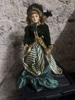 Poupée de collection en porcelaine - Robe verte!