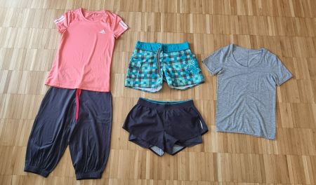 3 Sport-/Traingshosen + 2 Sportshirt - Gr. 164/S