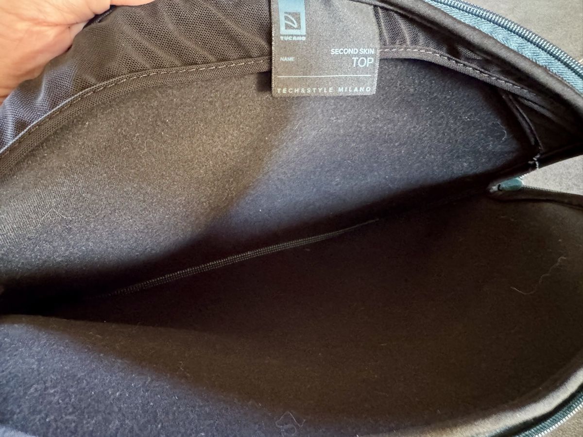 Tucano Coques & Sacs: Housse laptop 15" comme neuve – Neuf (Voir description) à Corgémont par whizzzmo 2