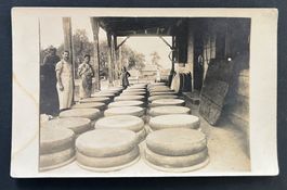 Käseherstellung. Laibe für die Lagerung, Käser/Fotokarte
