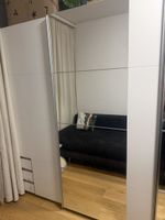 Kleiderschrank mit Schiebetüren 