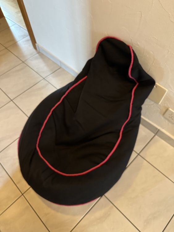 Sessel: Schwarzer Sitzsack mit pinker Naht – Gebraucht aus Hergiswil NW von kaufe_at_kaufmann