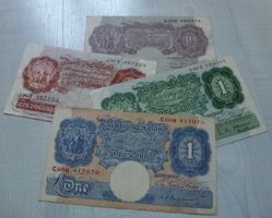 Lot ++ 4 Banknoten aus England ab 1940