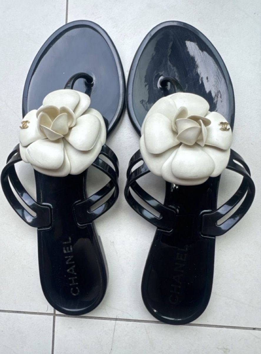 Chanel Scarpe da donna: Chanel Flip Flops Camelia Black Size 38 – Usato da Au ZH venduto da gad_r9b6 4