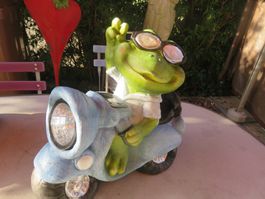 Gartenfigur🤩Frosch auf Roller, Solar, ca. 36x38x16 cm, Boy