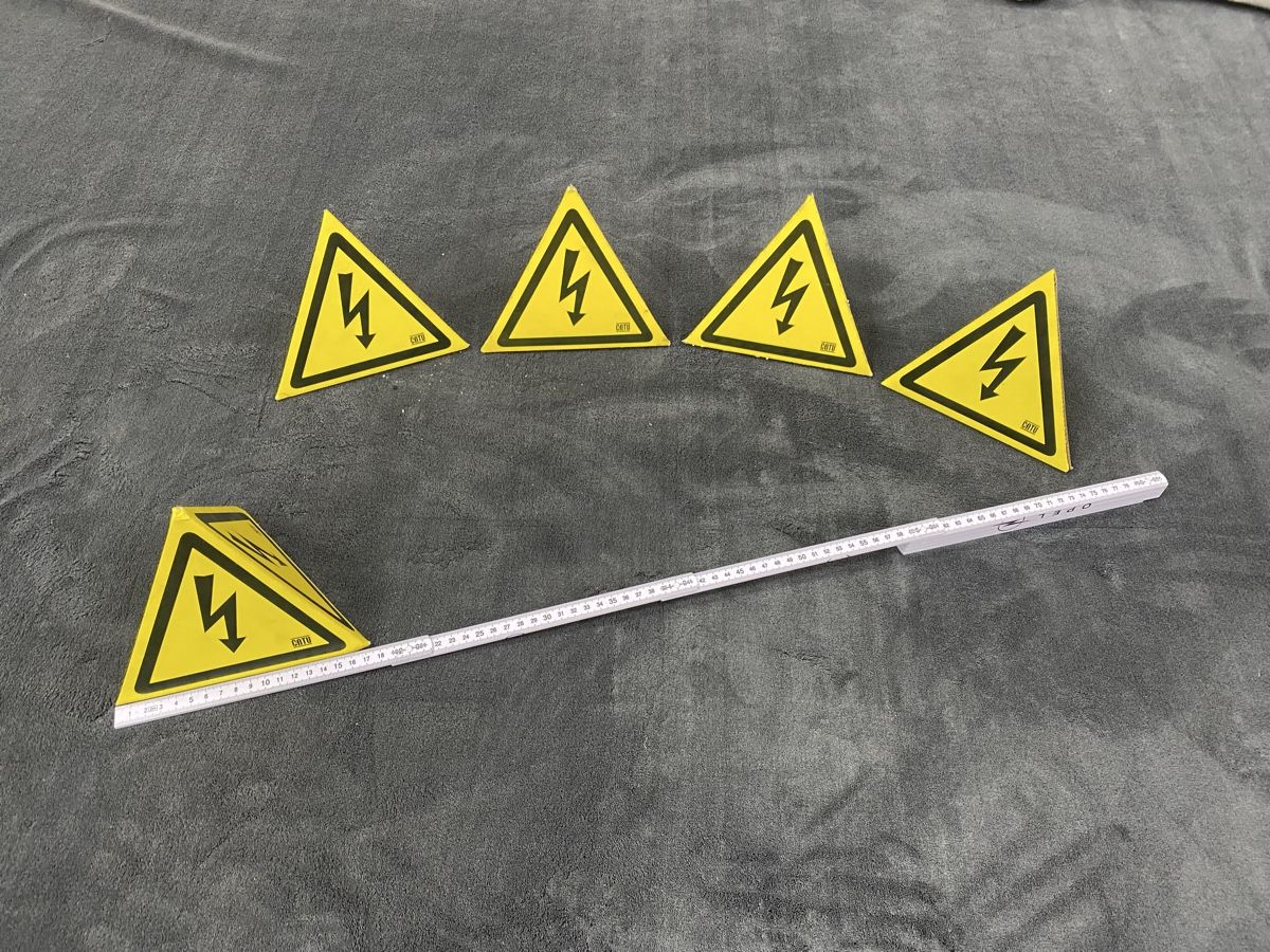 Insegne: Warnpyramiden für Hochspannung magnetisch – Usato da Hägglingen venduto da Karin0802 6