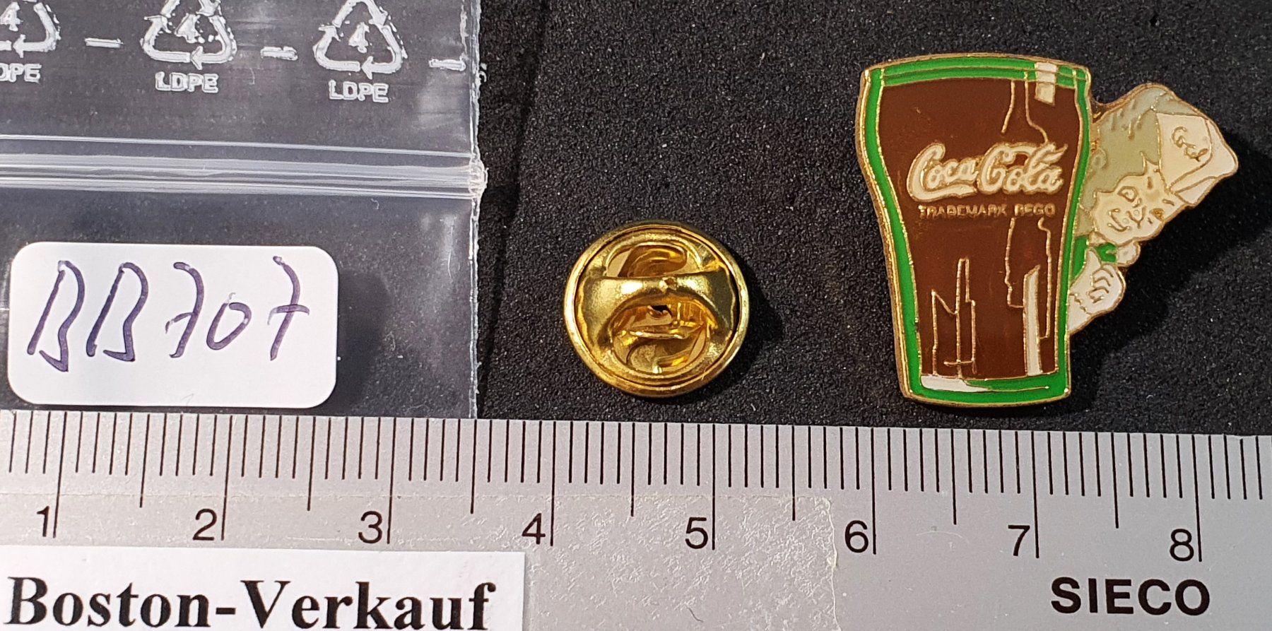 Placchette & Badge: BB707 - Pin Coca Cola Coke Glas mit Boy – Usato da Reinach BL venduto da Boston-Verkauf 1