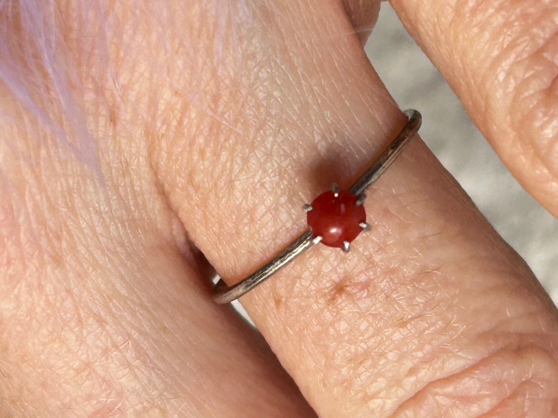 Anelli: Ring mit rotem kleinen Stein  (Gr. 55) – Usato da Laufen venduto da Bellebellezza