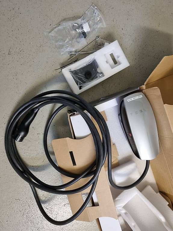 Tesla Batterie-Ladegeräte: Tesla Wall Connector Gen 2 – Gebraucht aus Küsnacht ZH von jurivonkrause